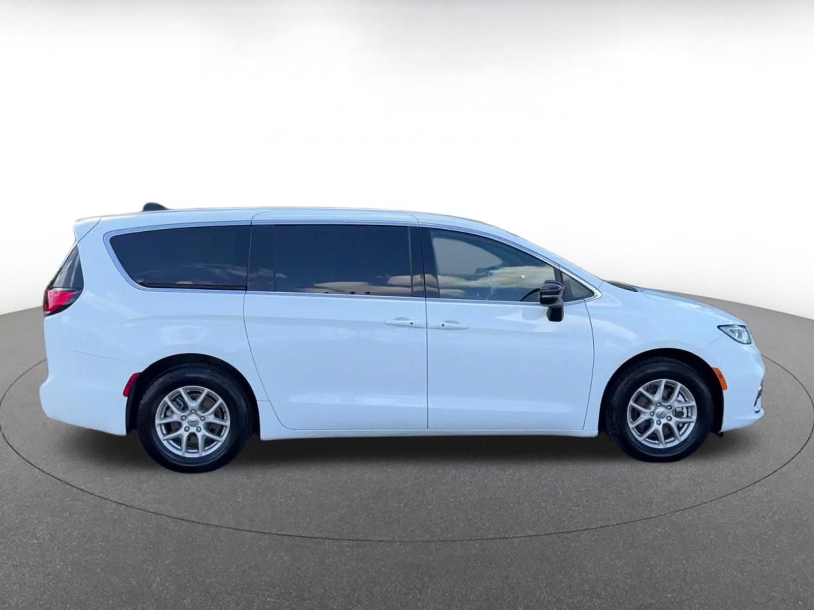Used 2025 Chrysler Pacifica Select FWD image 15