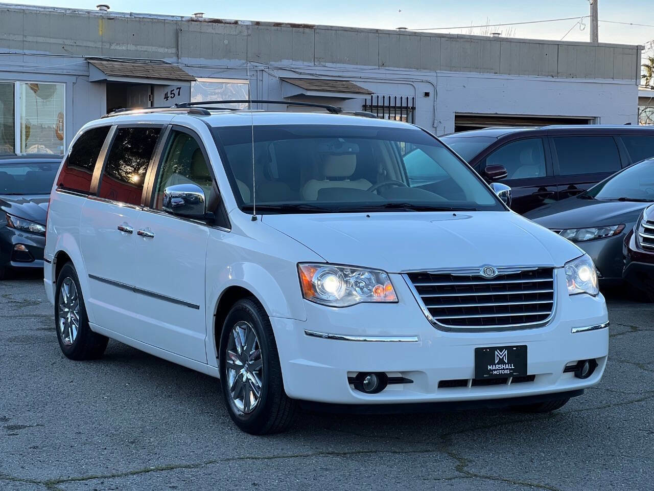 Used 2008 Chrysler Town & Country Limited w/ Trailer Tow Group image 3