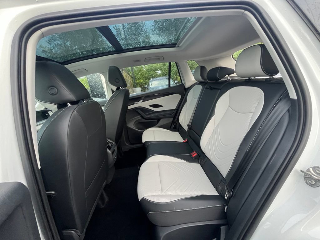 Certified 2025 Volkswagen Tiguan SE w/ Panoramic Sunroof Package AWD/4WD image 24