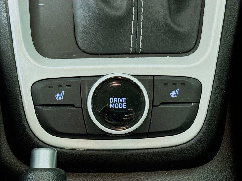 Used 2023 Hyundai Venue Limited image 21