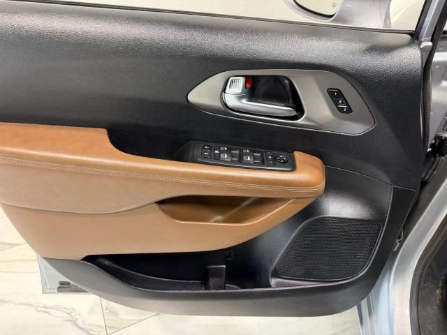 Used 2020 Chrysler Pacifica Limited FWD image 12