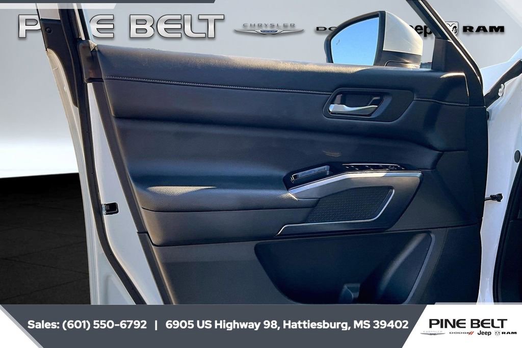 Used 2023 Nissan Pathfinder SL w/ Lighting Package (N92) image 17