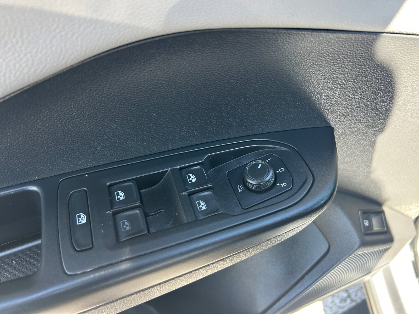Used 2022 Volkswagen Taos SE FWD image 13