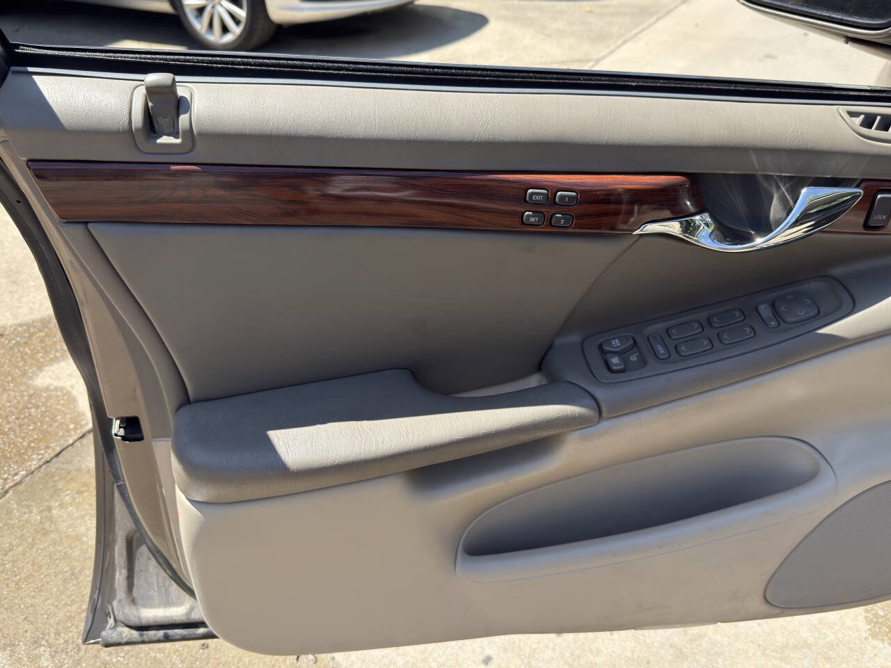 Used 2003 Cadillac De Ville w/ Comfort & Convenience Package FWD image 18