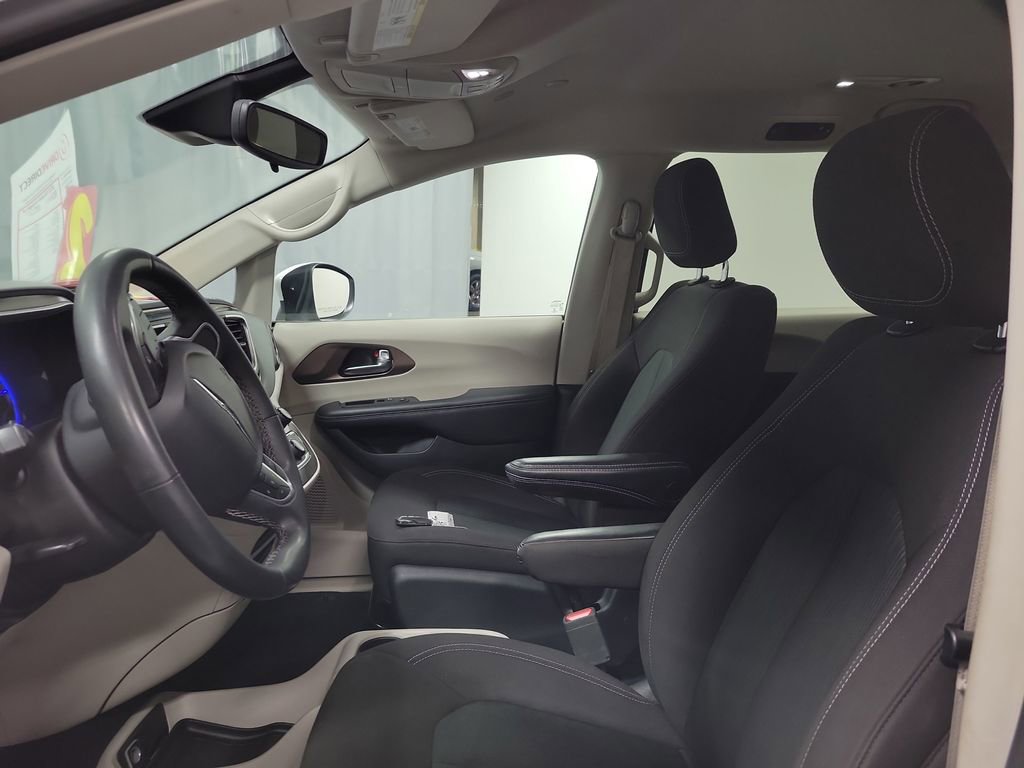 Used 2023 Chrysler Voyager LX image 12