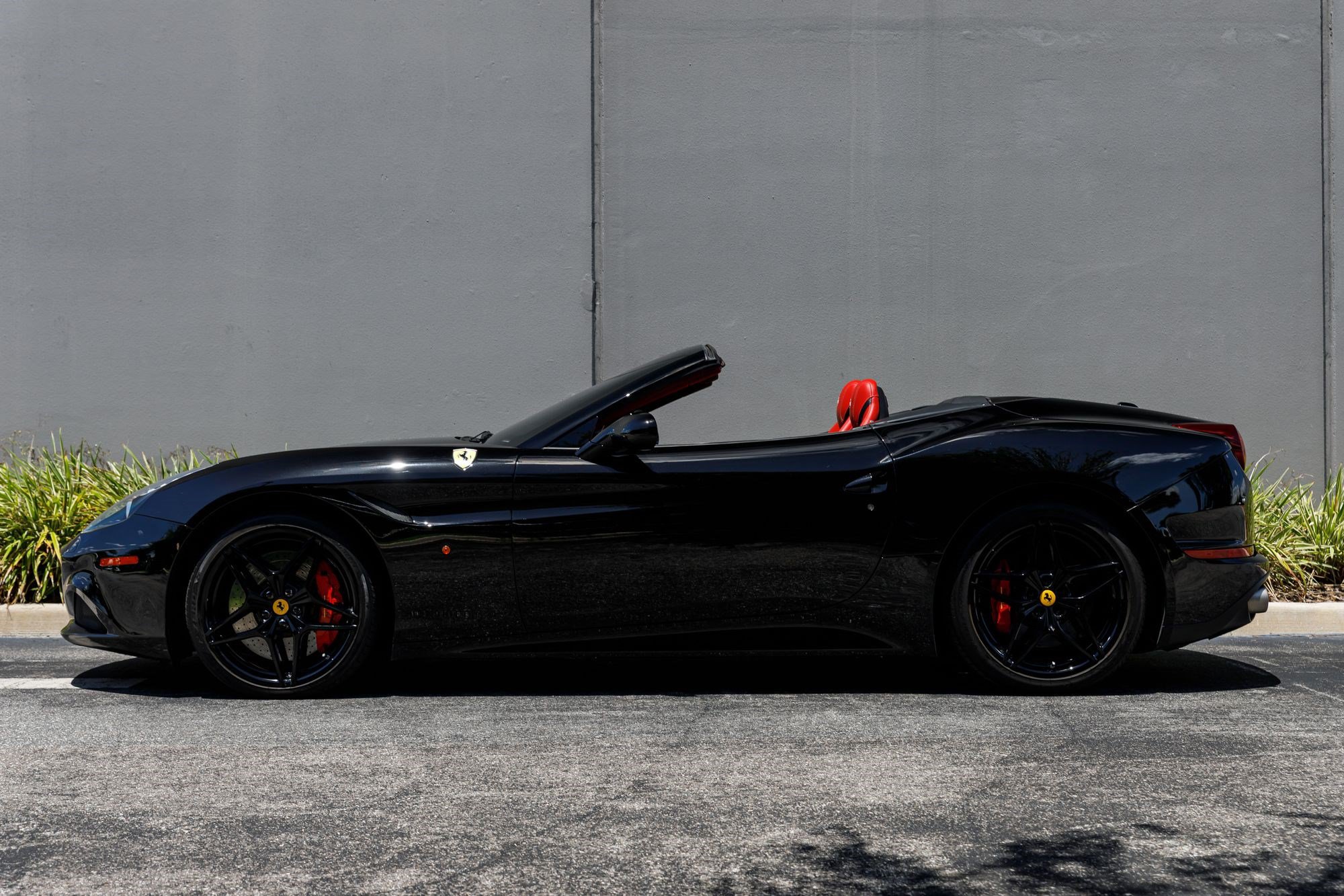 Used 2017 Ferrari California T RWD image 2