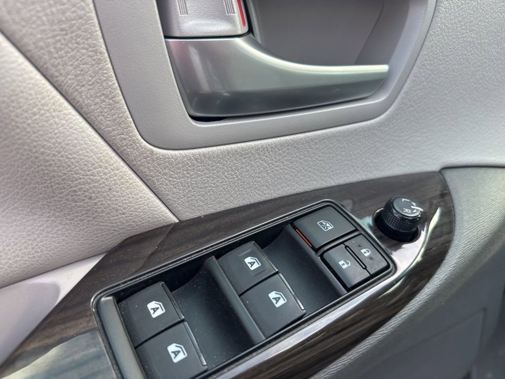 Used 2017 Toyota Sienna XLE image 23