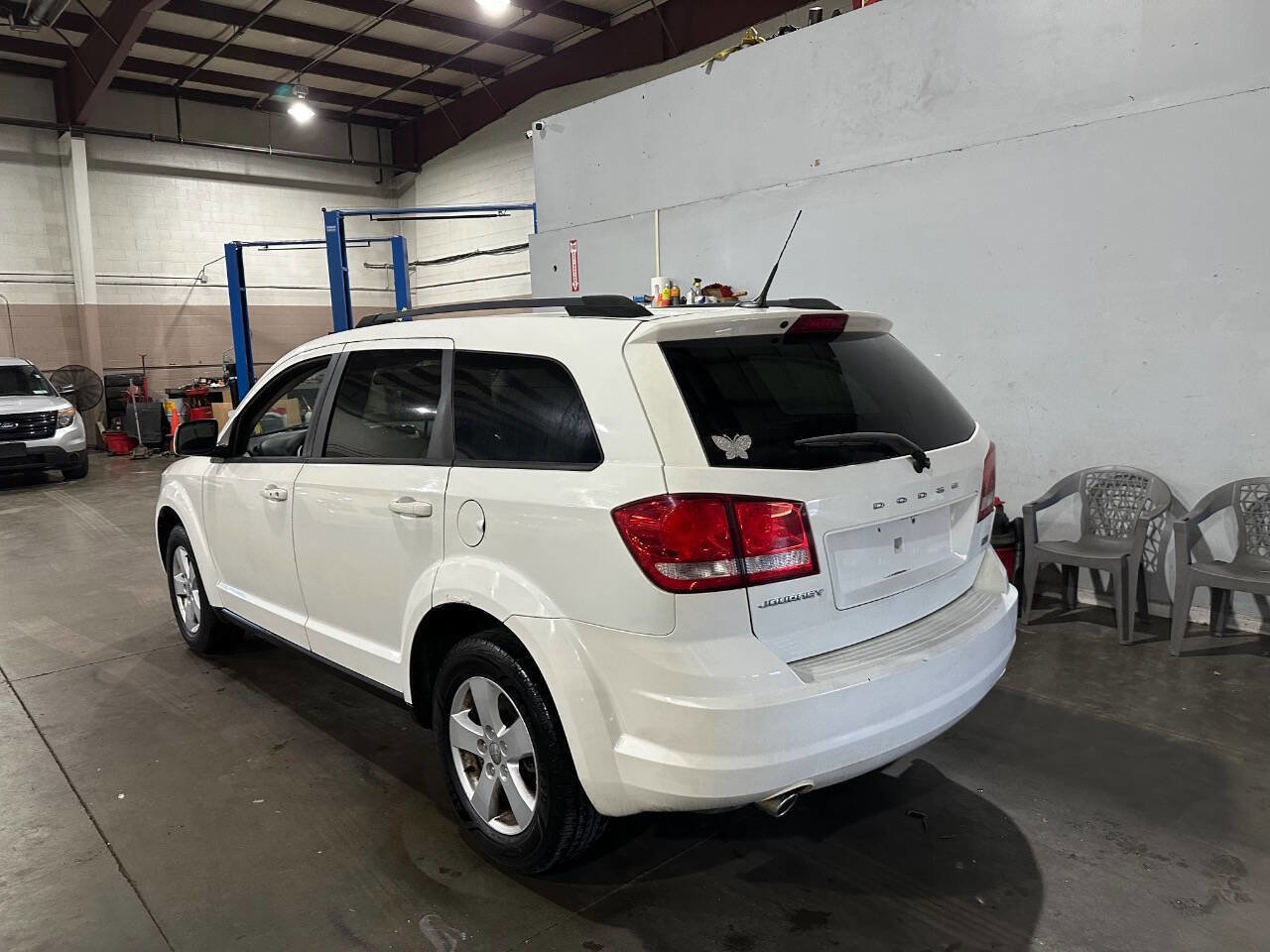 Used 2011 Dodge Journey Mainstreet w/ Comfort/Convenience Group image 3