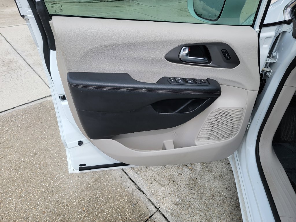 Used 2020 Chrysler Pacifica Touring-L Plus FWD image 10