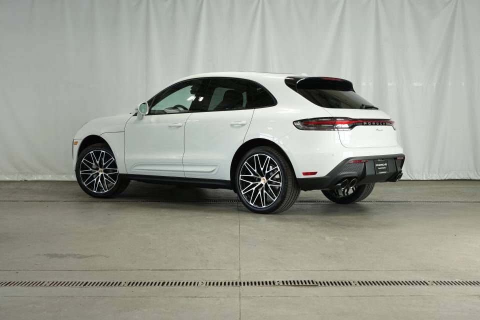 Certified 2025 Porsche Macan AWD/4WD image 3