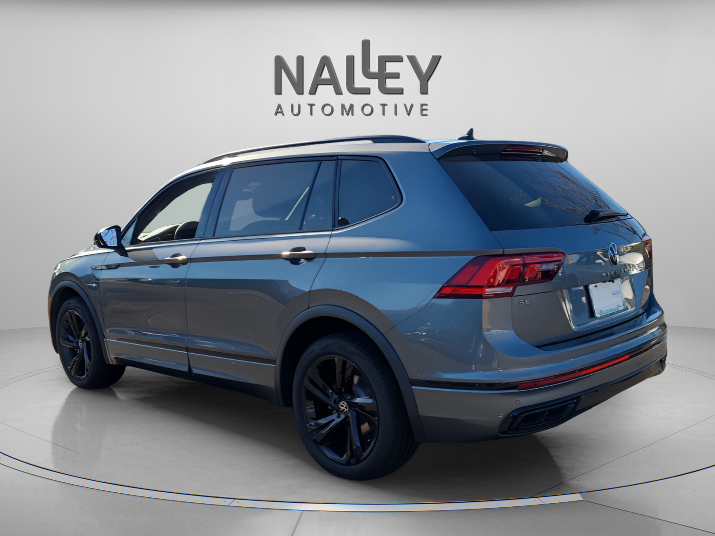 Used 2023 Volkswagen Tiguan SE R-Line image 3