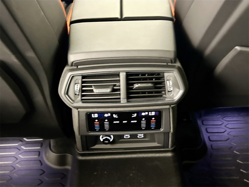 Used 2025 Lamborghini Urus SE image 28