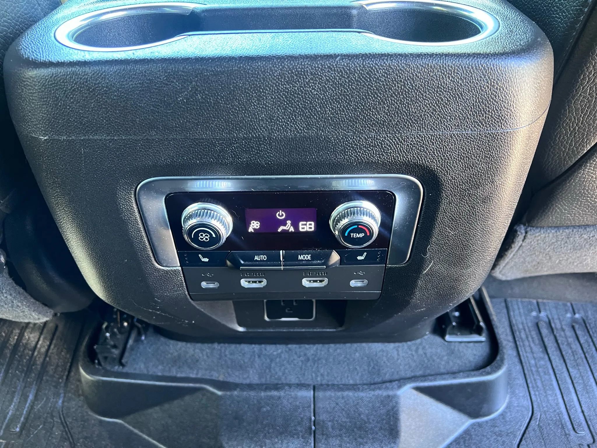 Used 2021 GMC Yukon XL Denali w/ Denali Premium Package image 15