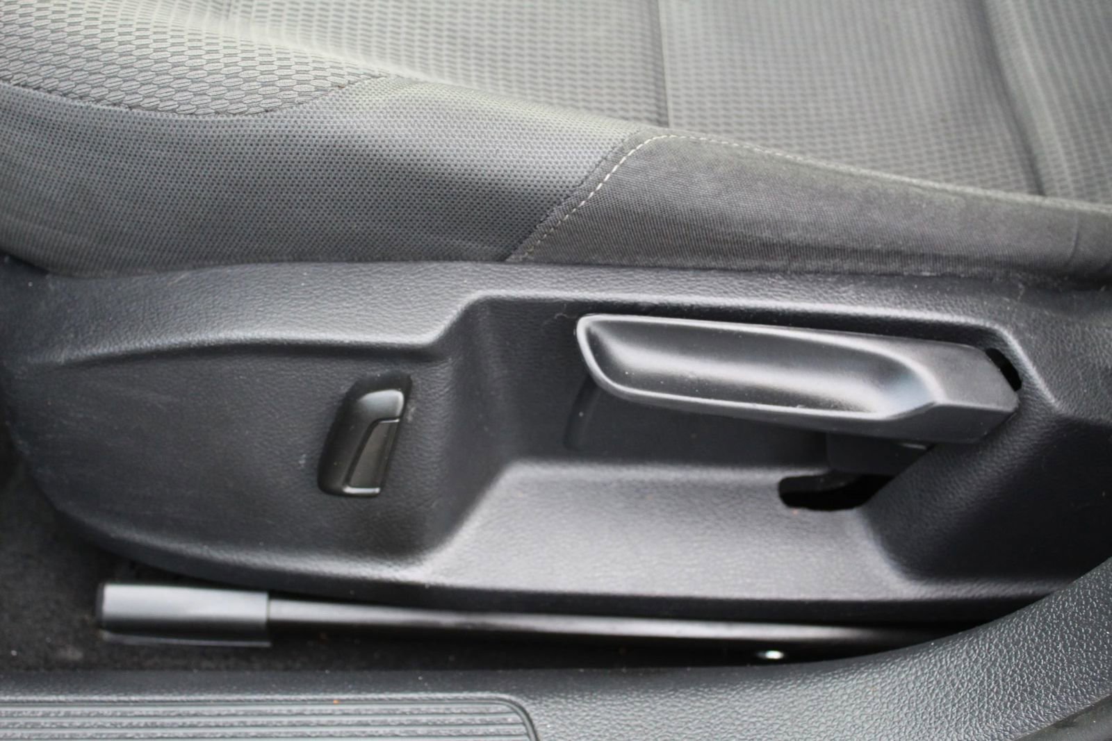 Used 2019 Volkswagen Golf S image 27
