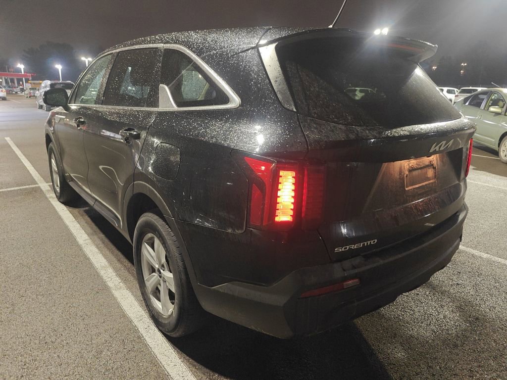 Used 2023 Kia Sorento LX image 4
