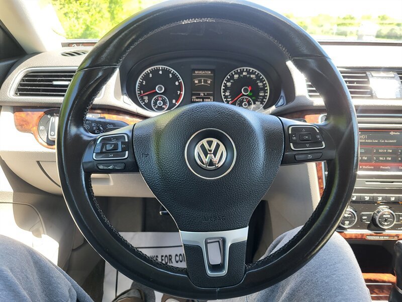 Used 2012 Volkswagen Passat 3.6 SEL Premium FWD image 16
