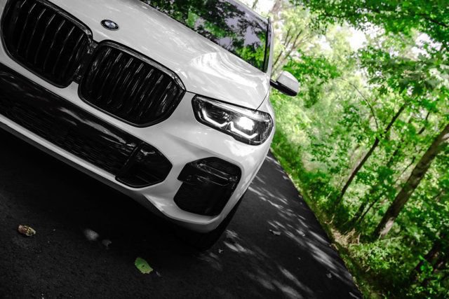 Used 2022 BMW X5 xDrive40i w/ M Sport Package AWD/4WD image 9