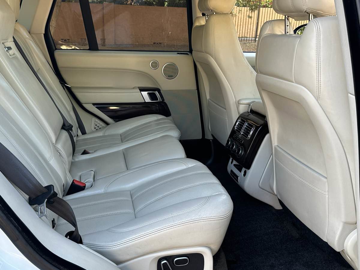 Used 2014 Land Rover Range Rover HSE image 17