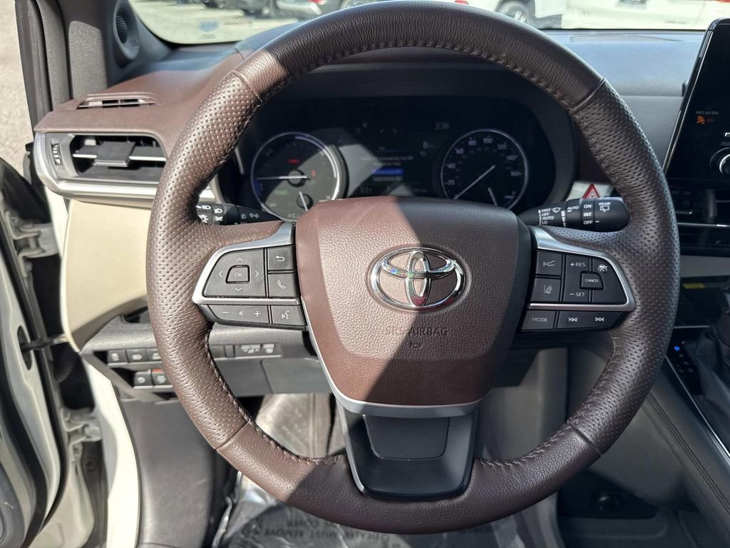 Used 2021 Toyota Sienna Platinum image 43