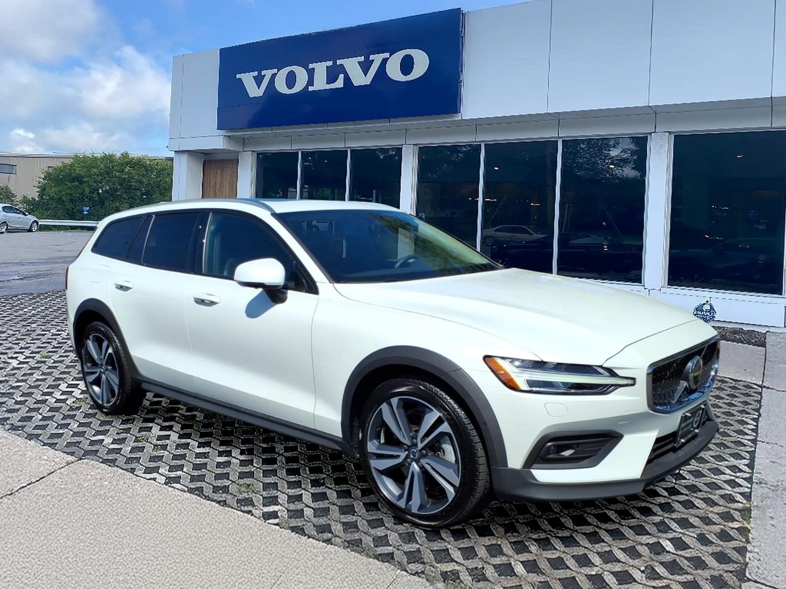Certified 2024 Volvo V60 B5 Cross Country Plus w/ Protection Package Premier AWD/4WD image 1