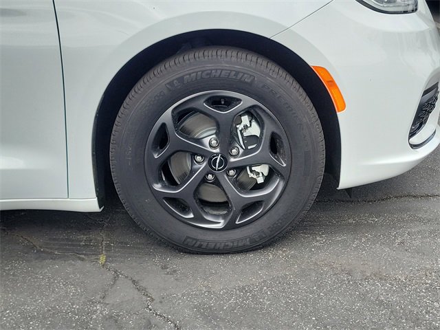 New 2023 Chrysler Pacifica Touring-L w/ S Appearance Package image 5