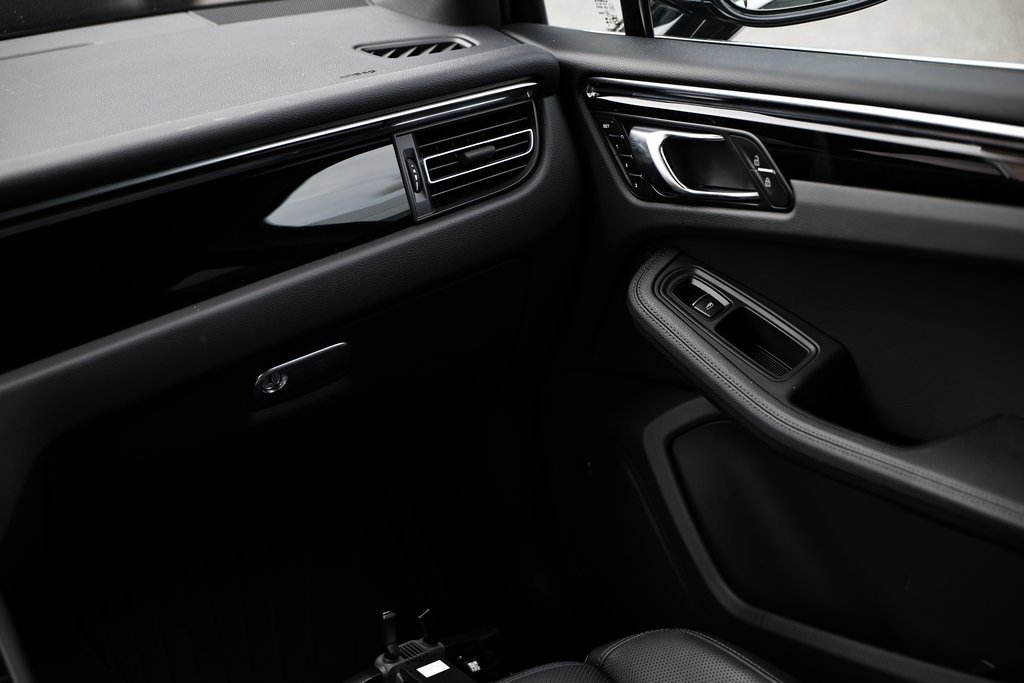 Certified 2024 Porsche Macan image 27