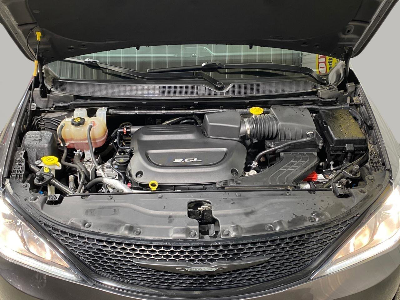 Used 2018 Chrysler Pacifica Touring Plus w/ S Appearance Package FWD image 23