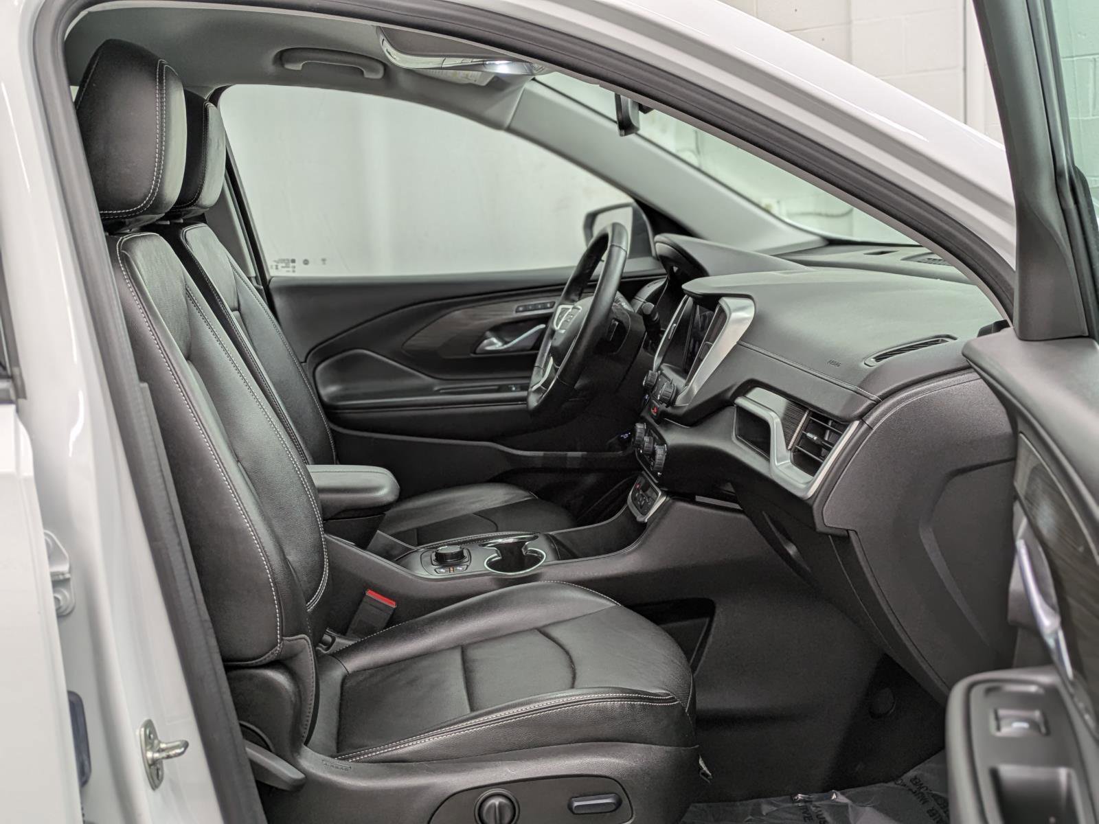 Used 2024 GMC Terrain SLT image 18