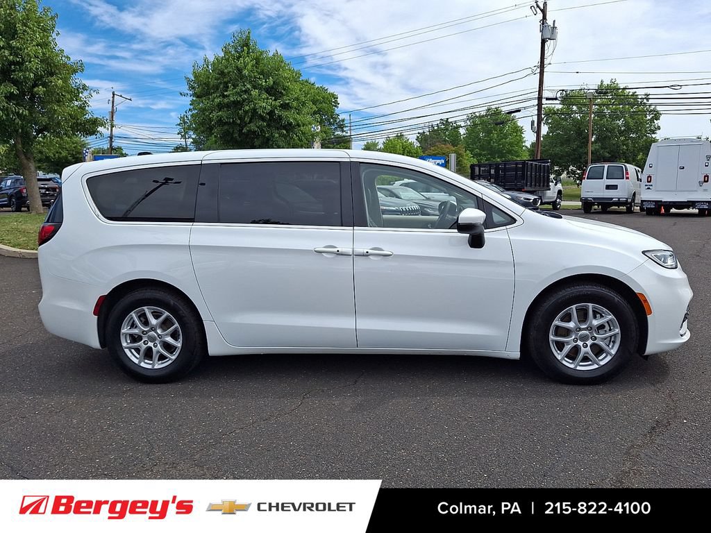 Used 2023 Chrysler Pacifica Touring-L FWD image 6