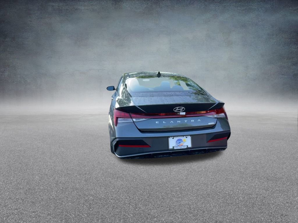 Used 2025 Hyundai Elantra Blue image 19