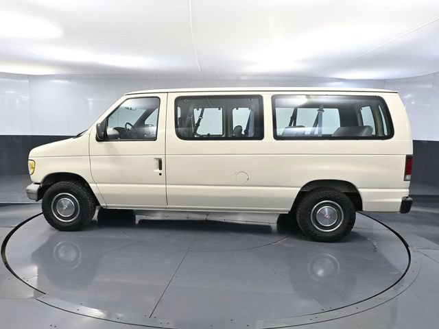 Used 1995 Ford E-150 and Econoline 150 Club Wagon RWD image 8