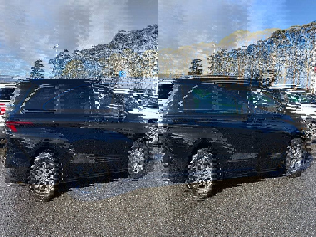 Used 2024 Toyota Sienna LE image 2