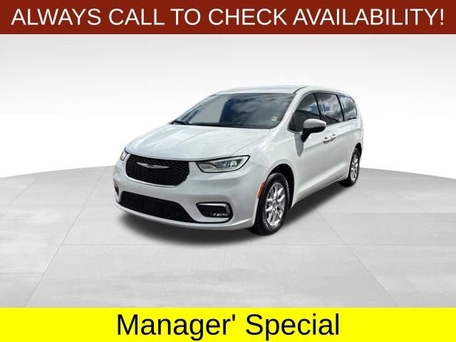 Used 2023 Chrysler Pacifica Touring FWD image 3