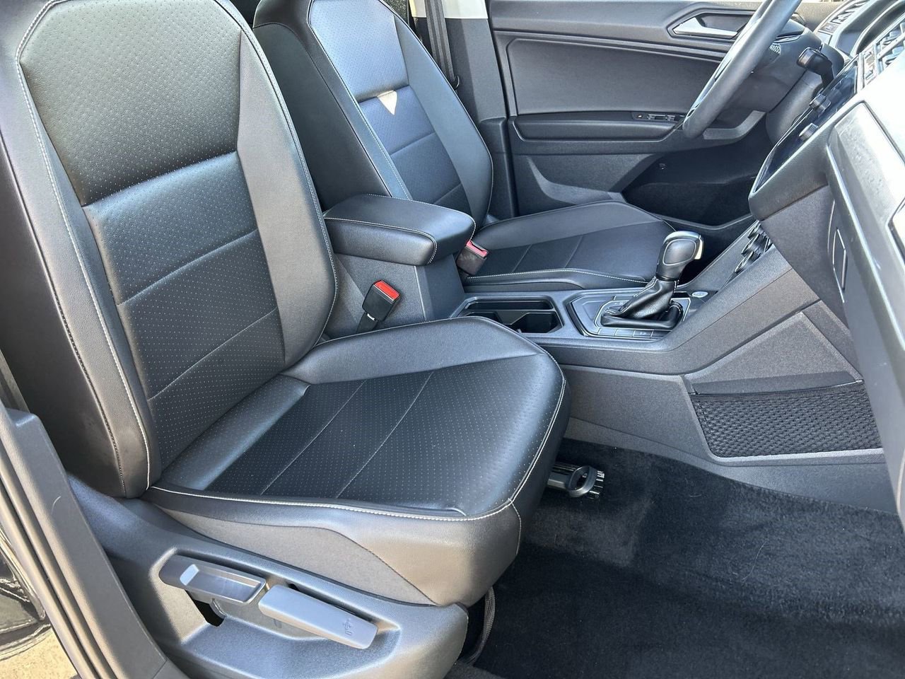 Used 2021 Volkswagen Tiguan SE FWD image 9