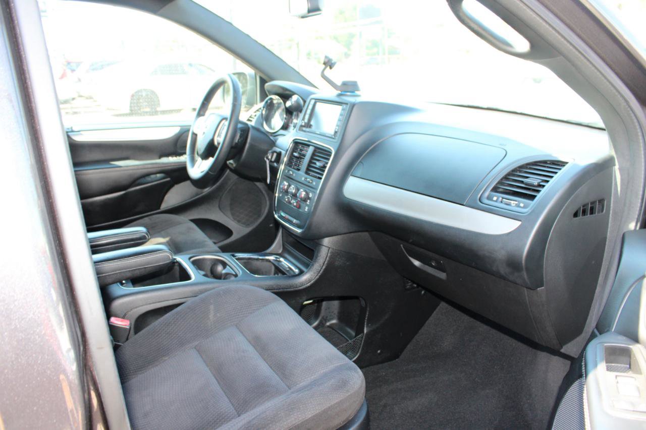 Used 2015 Dodge Grand Caravan SXT w/ Blacktop Package FWD image 16