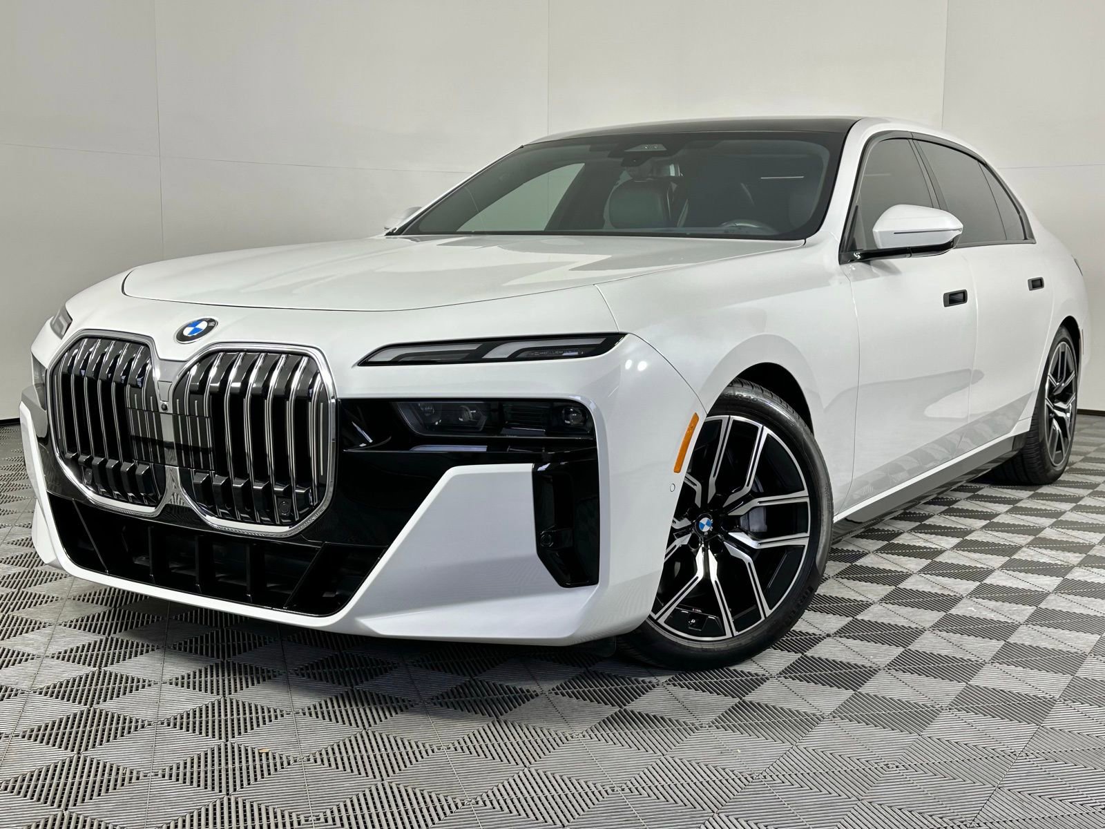 Used 2023 BMW 760i xDrive w/ Parking Assistance Package image 39