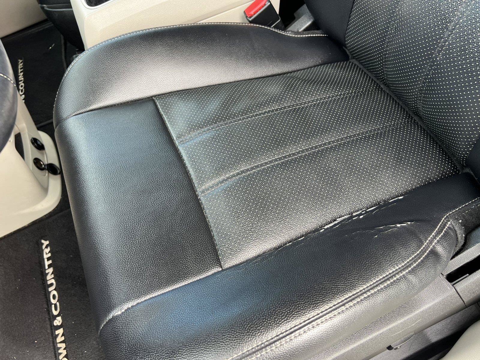 Used 2014 Chrysler Town & Country Touring-L w/ Driver Convenience Group FWD image 12