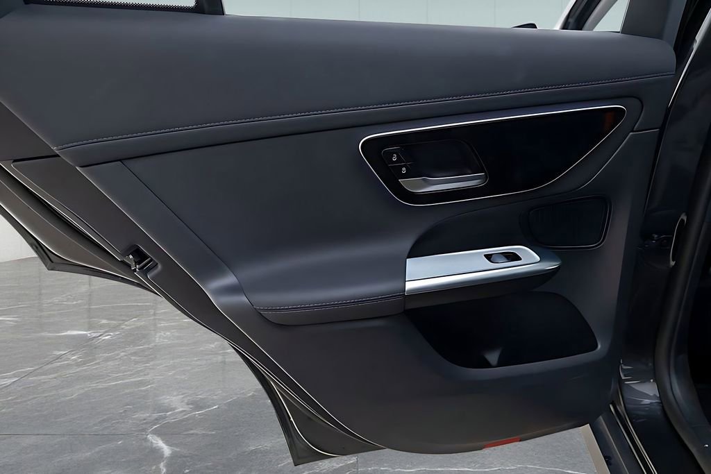 Used 2025 Mercedes-Benz GLC 350e 4MATIC w/ Driver Assistance Package image 39