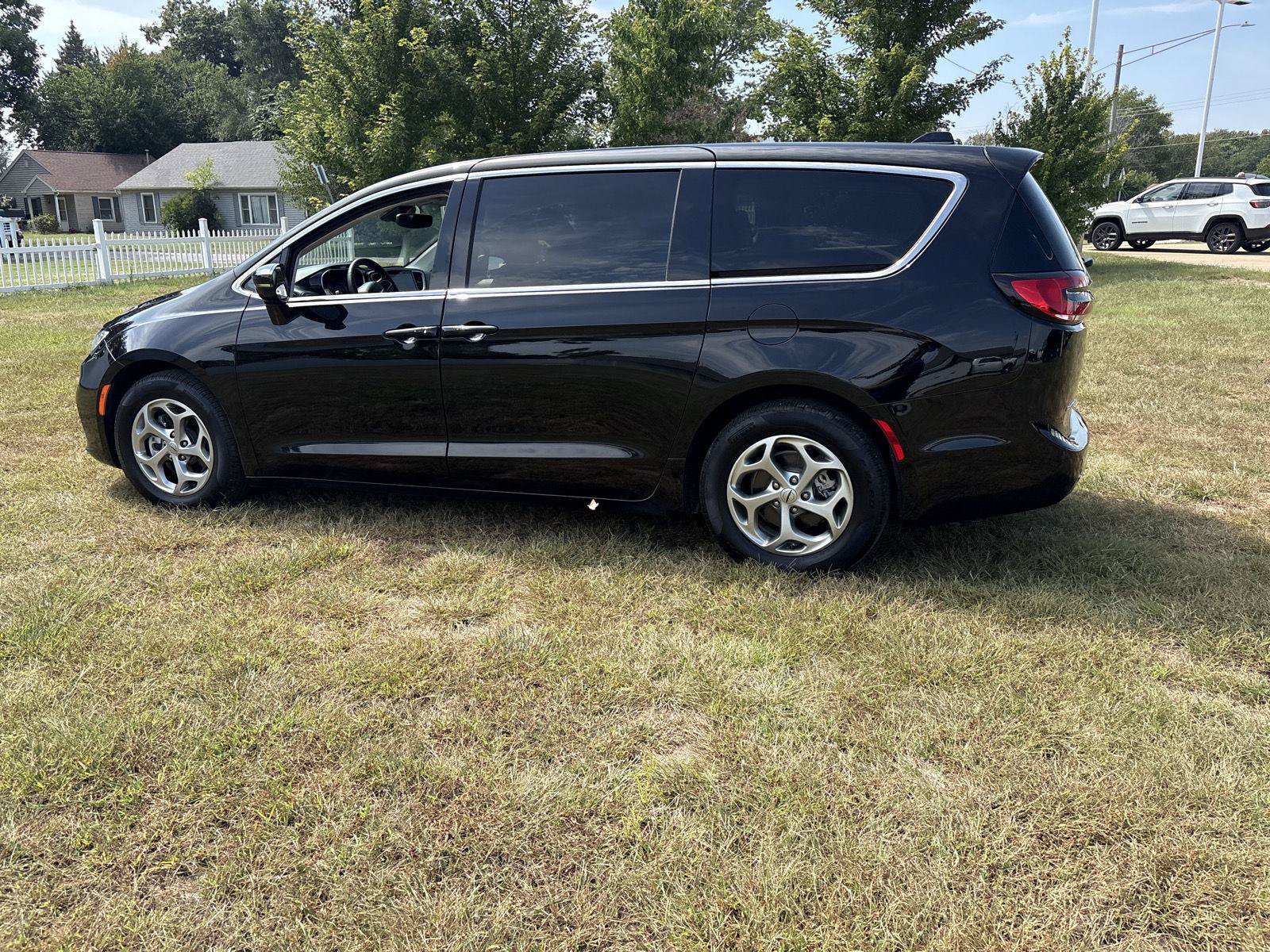 Used 2024 Chrysler Pacifica Limited FWD image 8