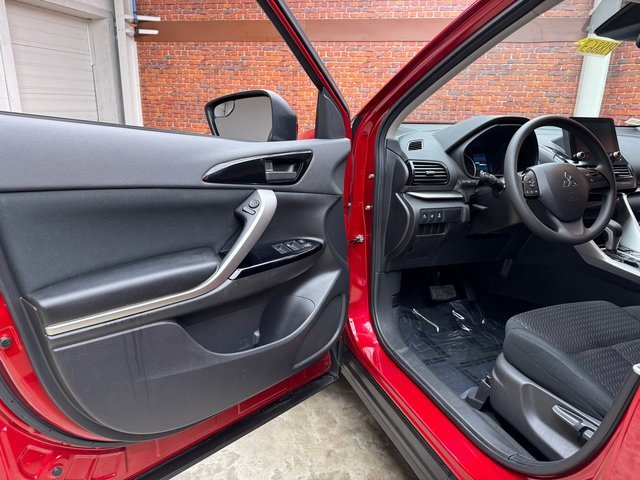 Used 2024 Mitsubishi Eclipse Cross LE image 9