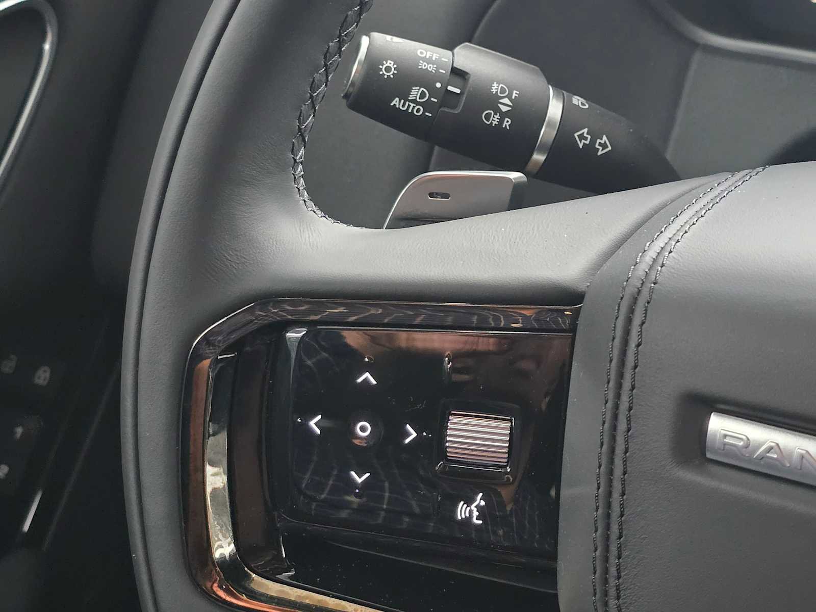 Used 2024 Land Rover Range Rover Velar Dynamic SE image 25