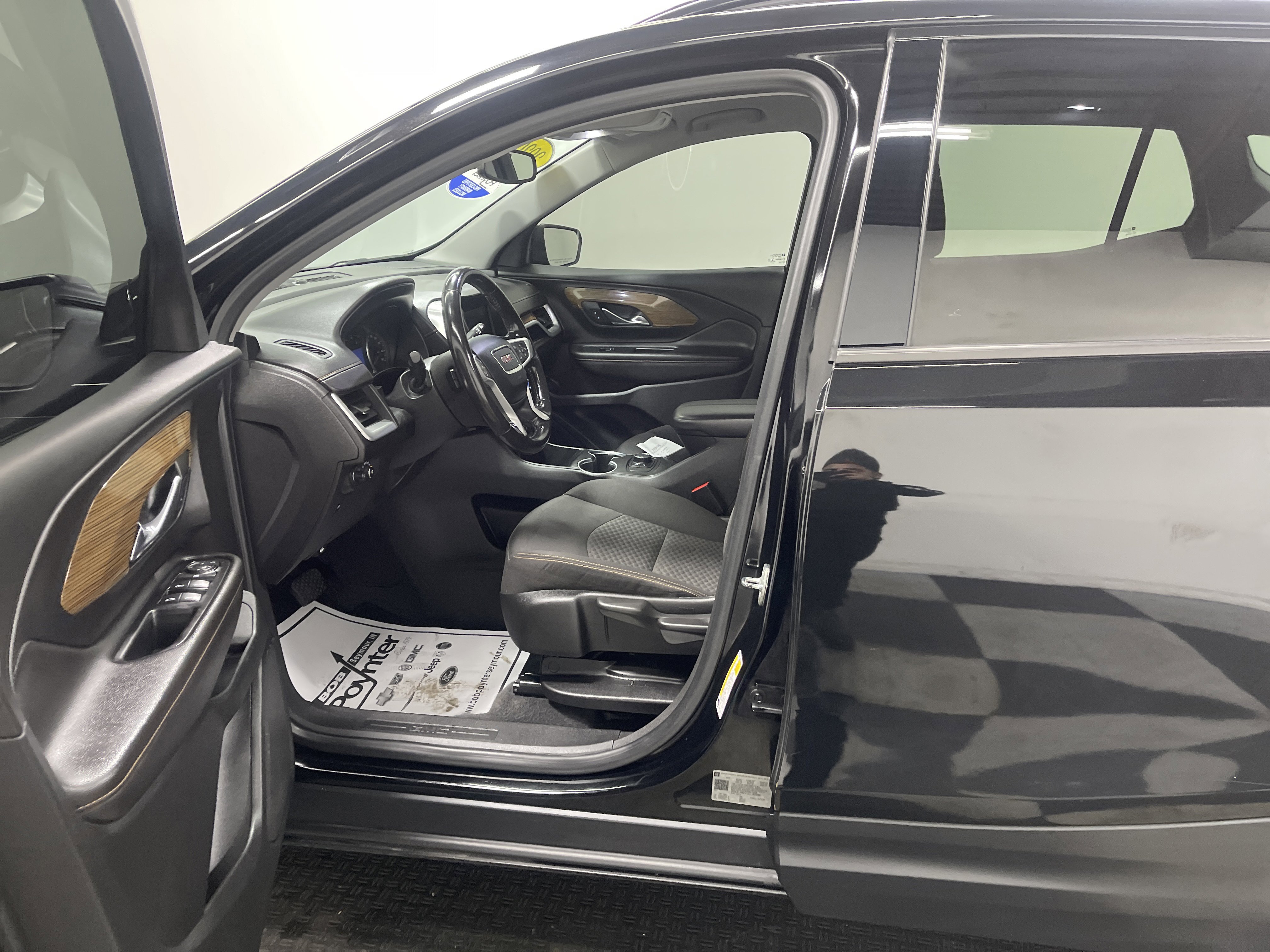 Used 2020 GMC Terrain SLE w/ Elevation Edition image 9