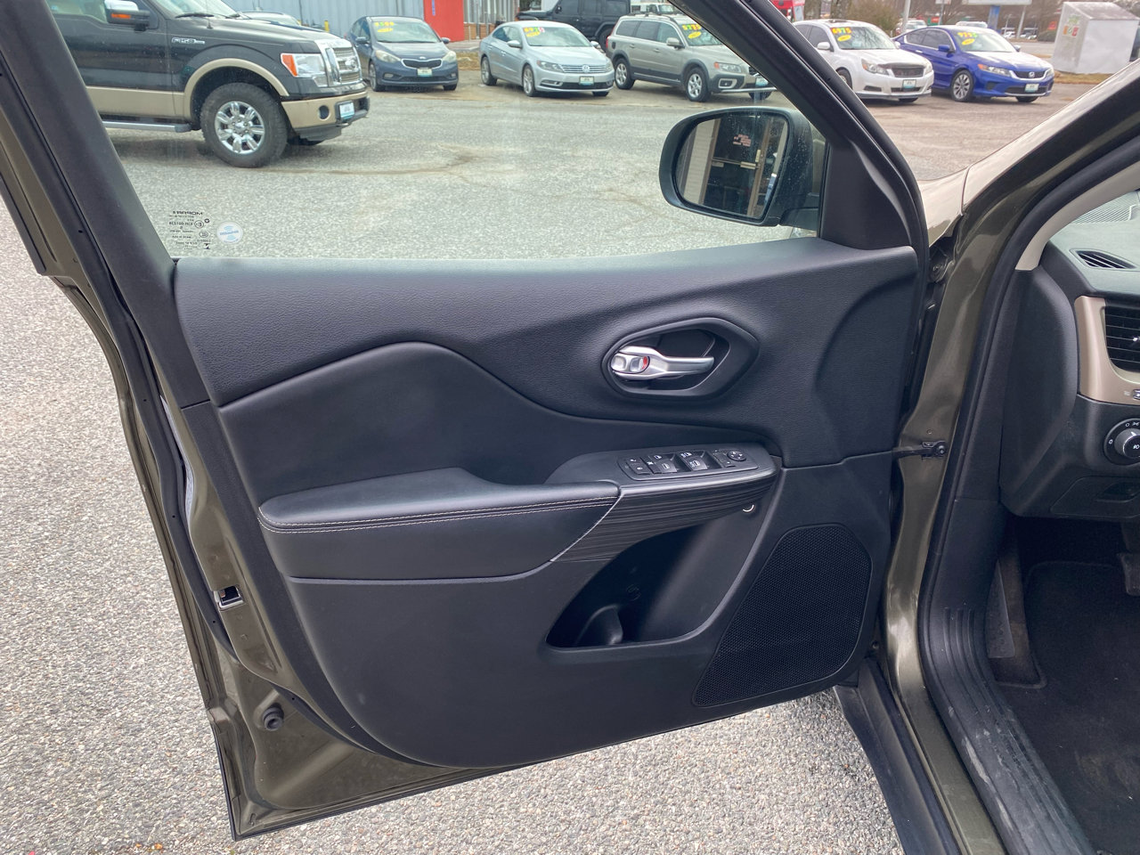 Used 2015 Jeep Cherokee Limited image 15