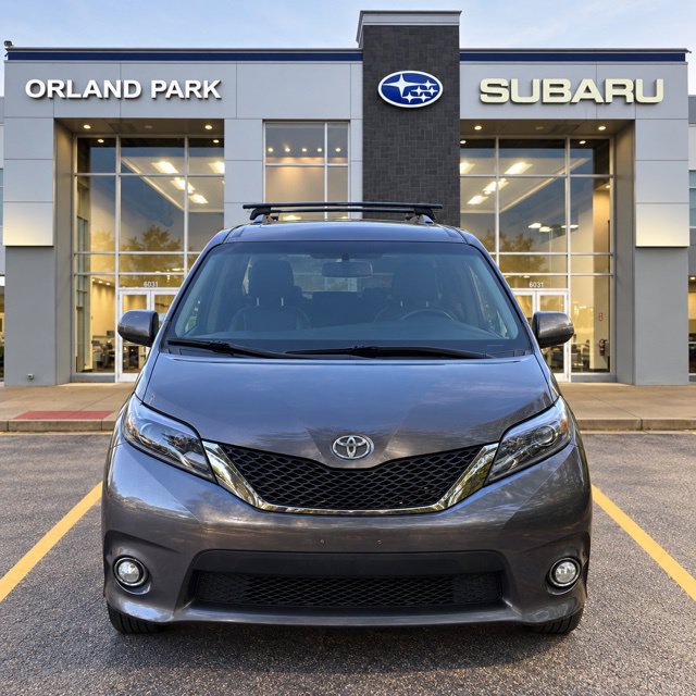 Used 2015 Toyota Sienna SE FWD image 2