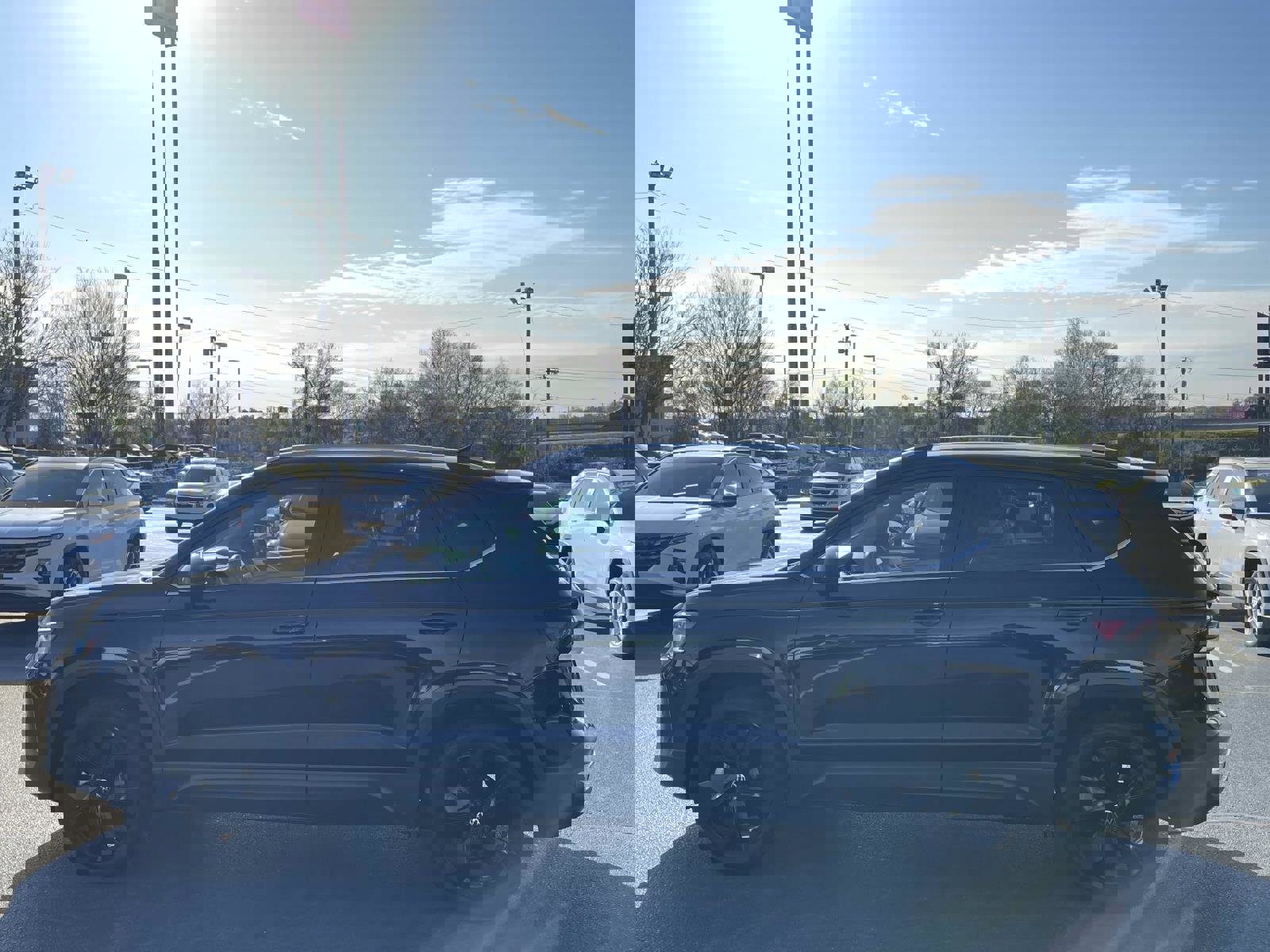 Certified 2025 Volkswagen Taos SE w/ Black Wheel Package FWD image 4