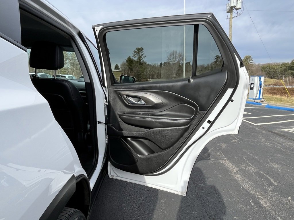 Used 2023 GMC Terrain SLT image 18