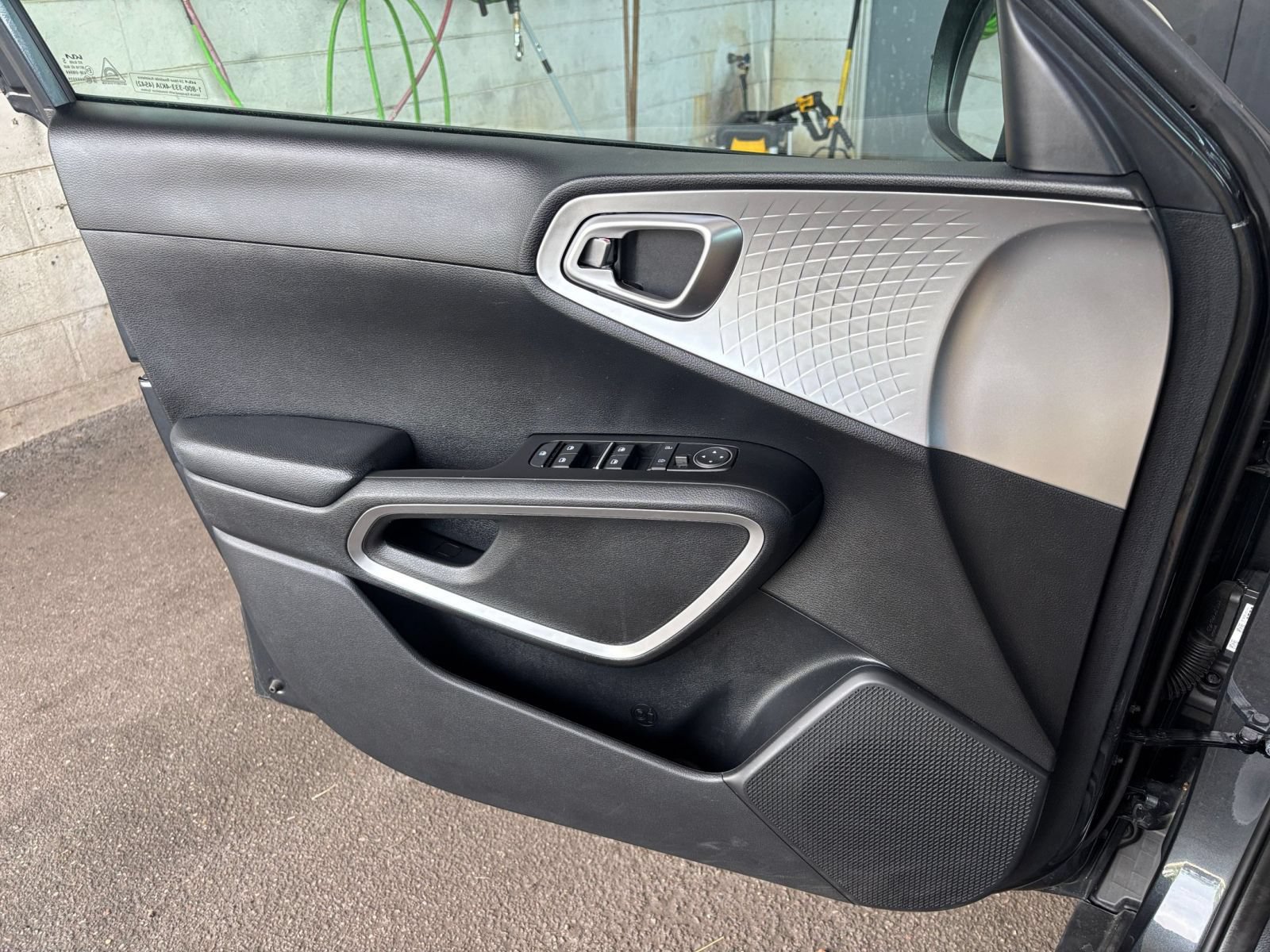 Used 2025 Kia Soul LX w/ LX Technology Package FWD image 18