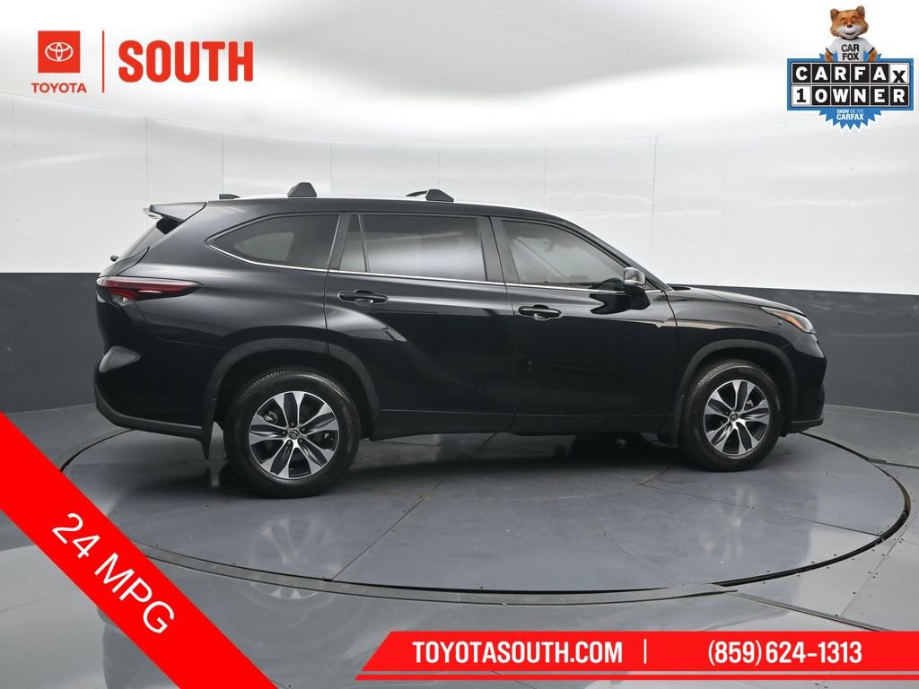 Used 2024 Toyota Highlander XLE AWD/4WD image 3