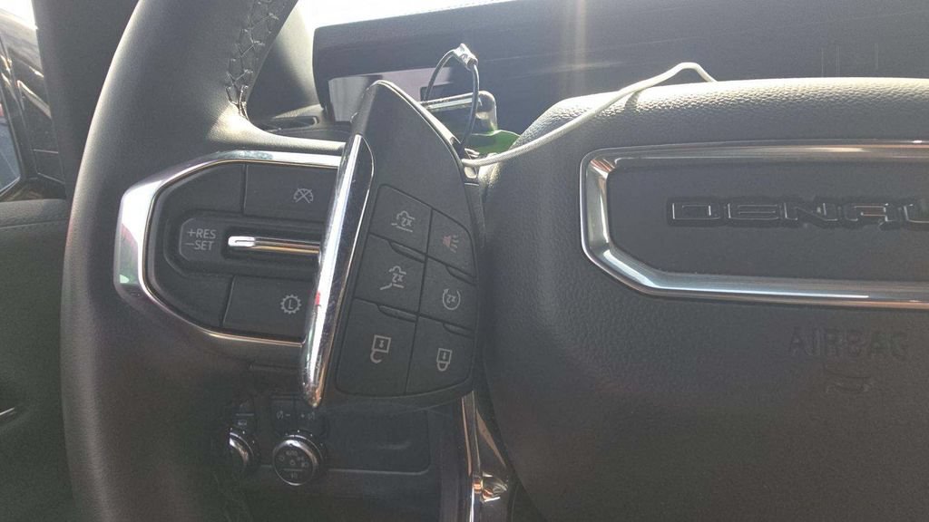 Used 2025 GMC Yukon XL Denali AWD/4WD image 5