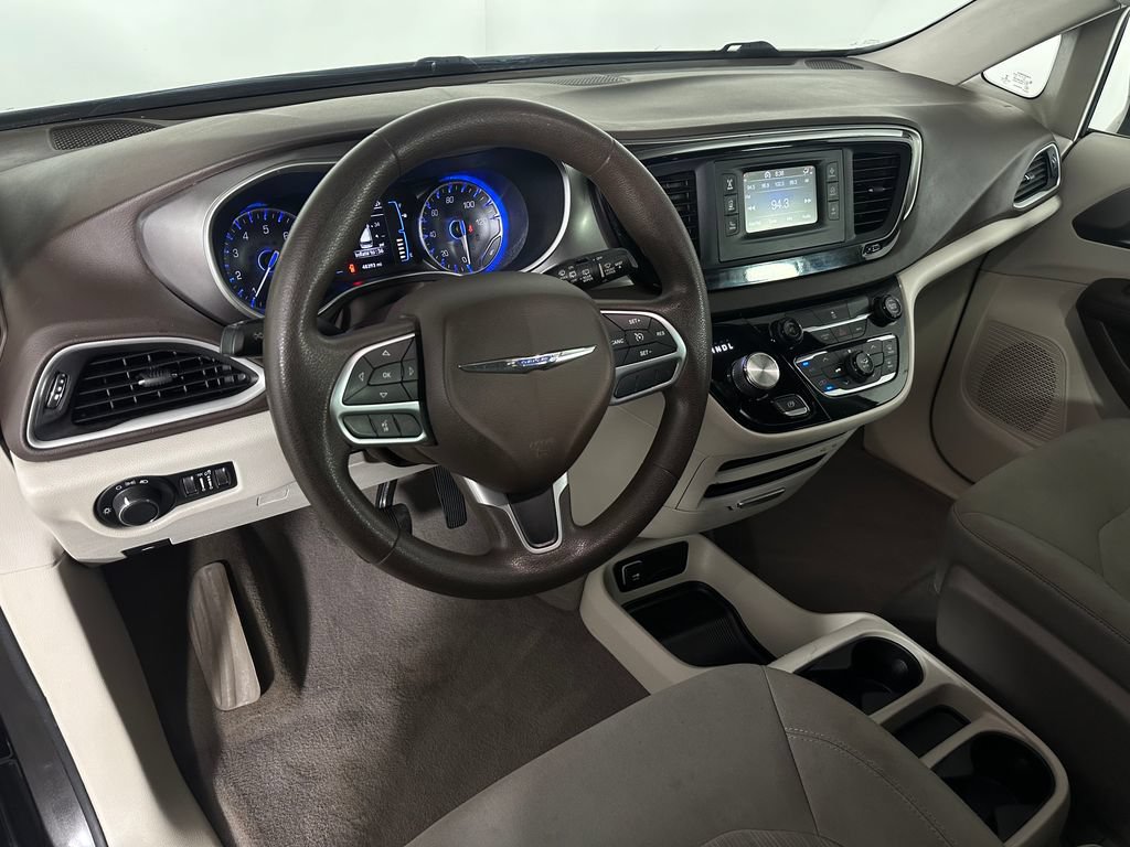 Used 2017 Chrysler Pacifica LX FWD image 9